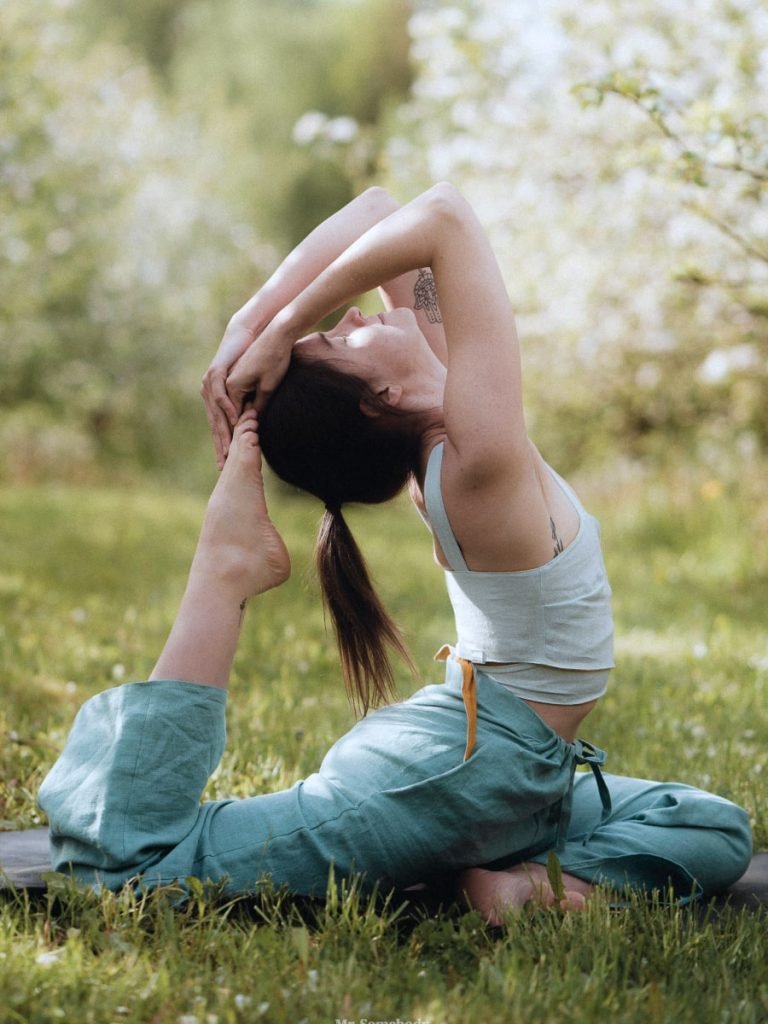 Book-an-Appointment-Sec-IMG.jpg Frau macht Yoga im Freien