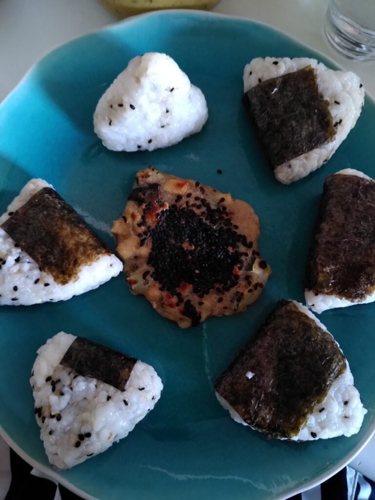 Glutenfreie japanische Onigiri (Reisbällchen) Glutenfreie japanische Onigiri (Reisbällchen)