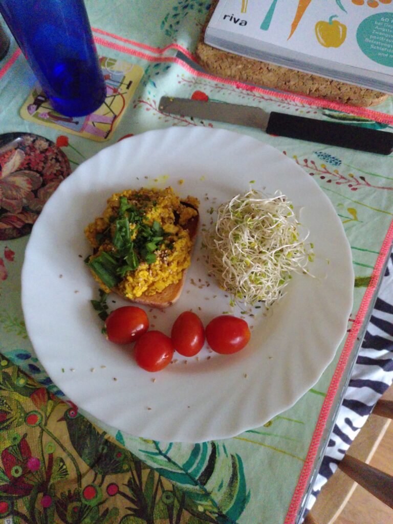 Glutenfreie vegane Eierspeis-Frühstück Glutenfreie vegane Eierspeis-Frühstück