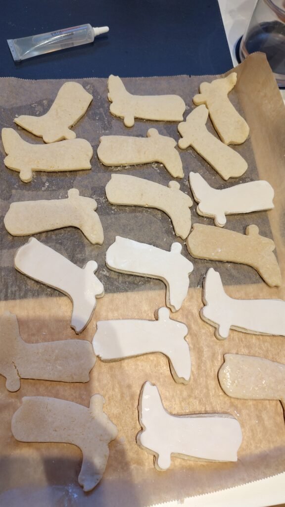 imGlutenfreie Hochzeitskekse in Cowbowstiefelform mit Fondantdeko Glutenfreie Hochzeitskekse in Cowbowstiefelform mit Fondantdeko